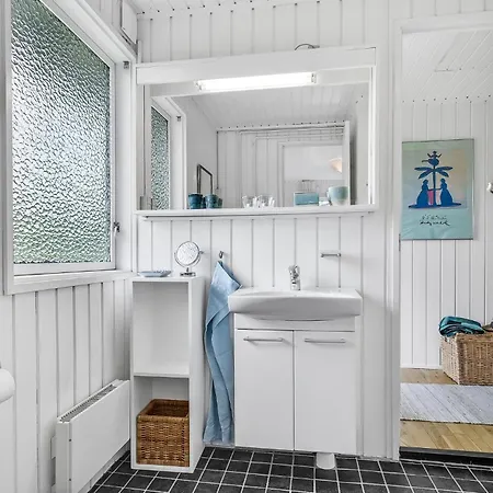 4 Bedroom Beautiful In Casa de Férias Fåborg