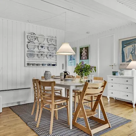 4 Bedroom Beautiful In * Fåborg
