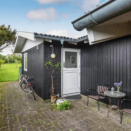 4 Bedroom Beautiful In Casa de Férias *