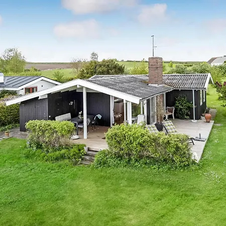4 Bedroom Beautiful In Casa de Férias Fåborg