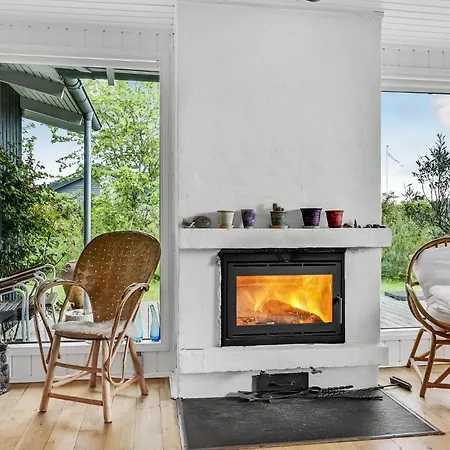 4 Bedroom Beautiful In Casa de Férias *